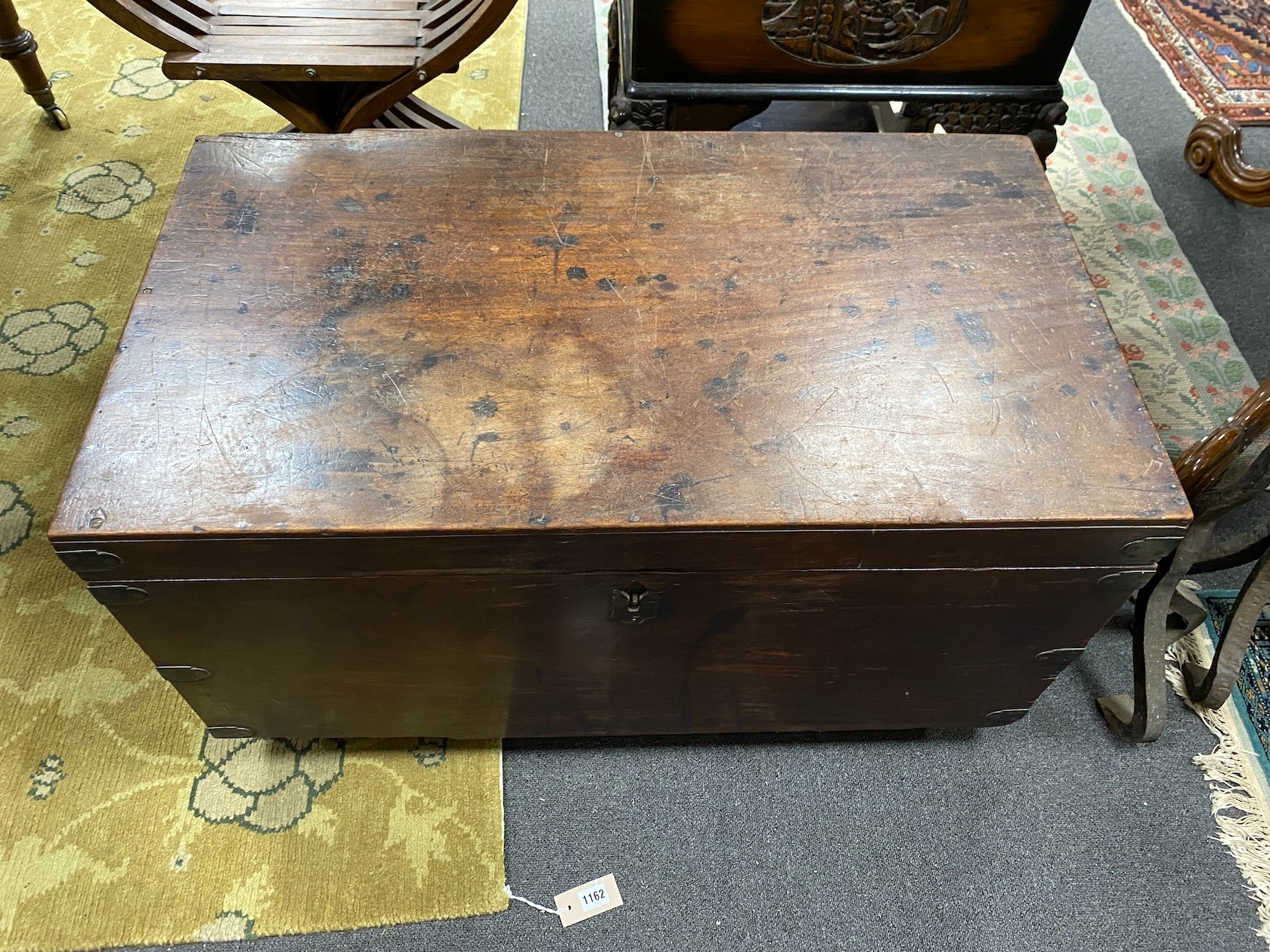 An early 19th century mahogany trunk, width 91cm, depth 52cm, height 52cm